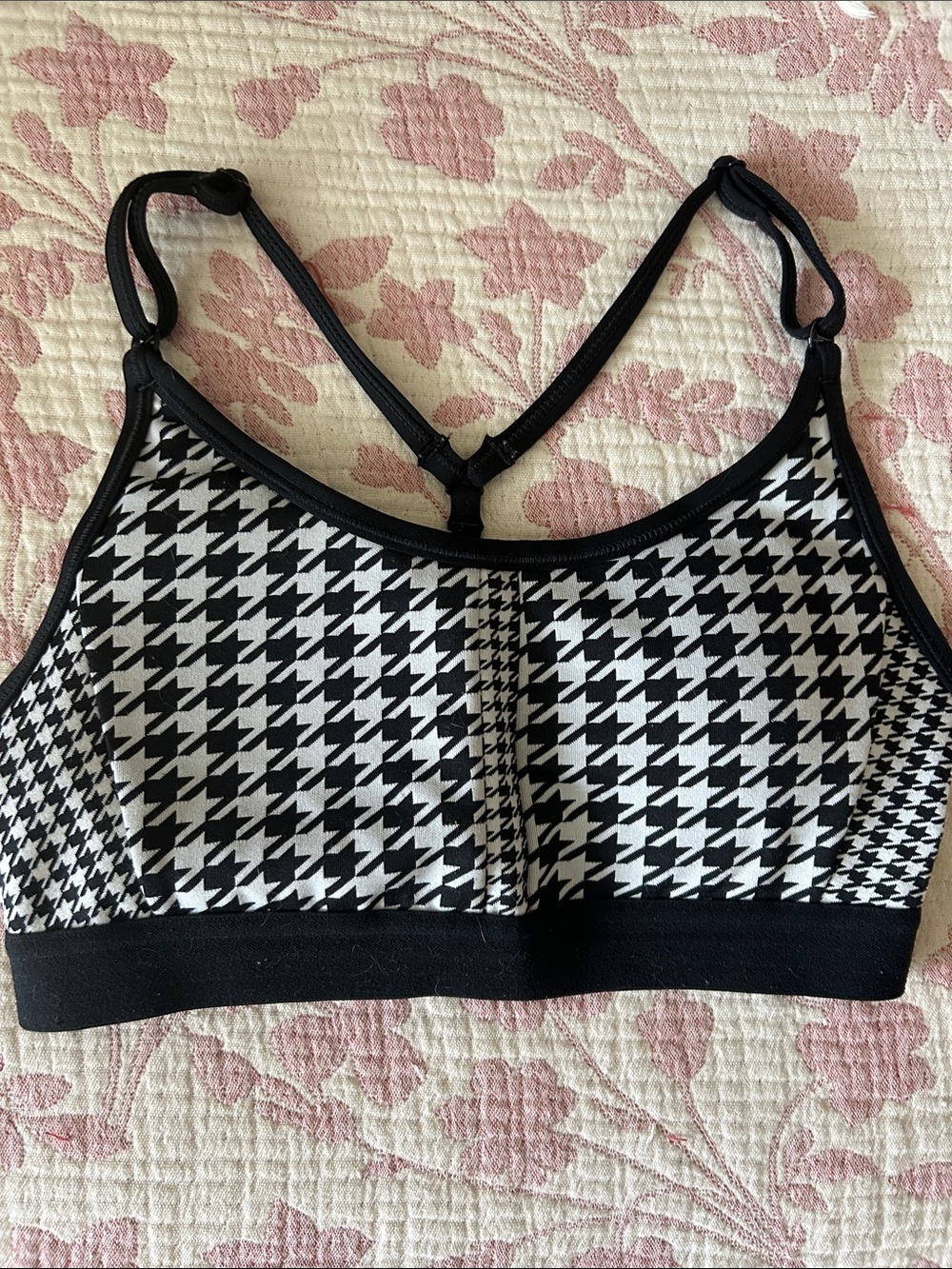 Nike black & white houndstooth sports bra #activewear #workout